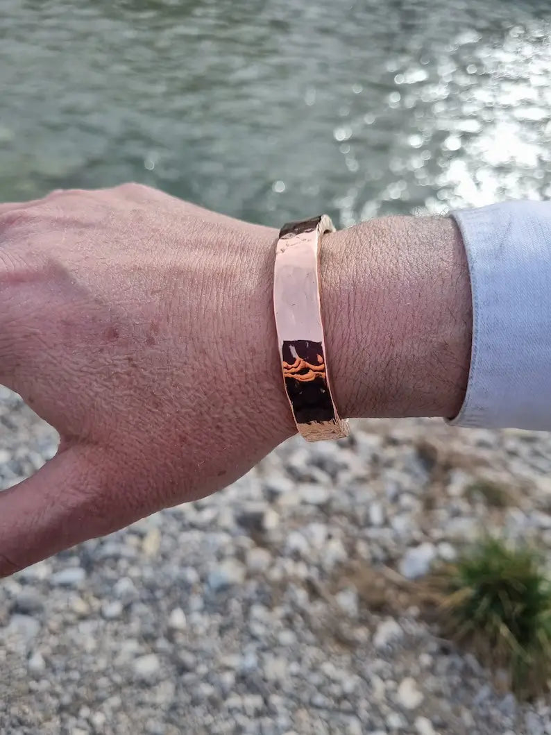 سوار النحاس الأحمر الصحي